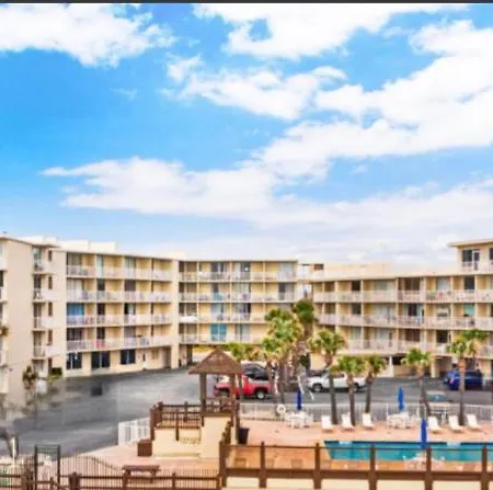 Superior Beach Studio With Pool Access And Free Parking